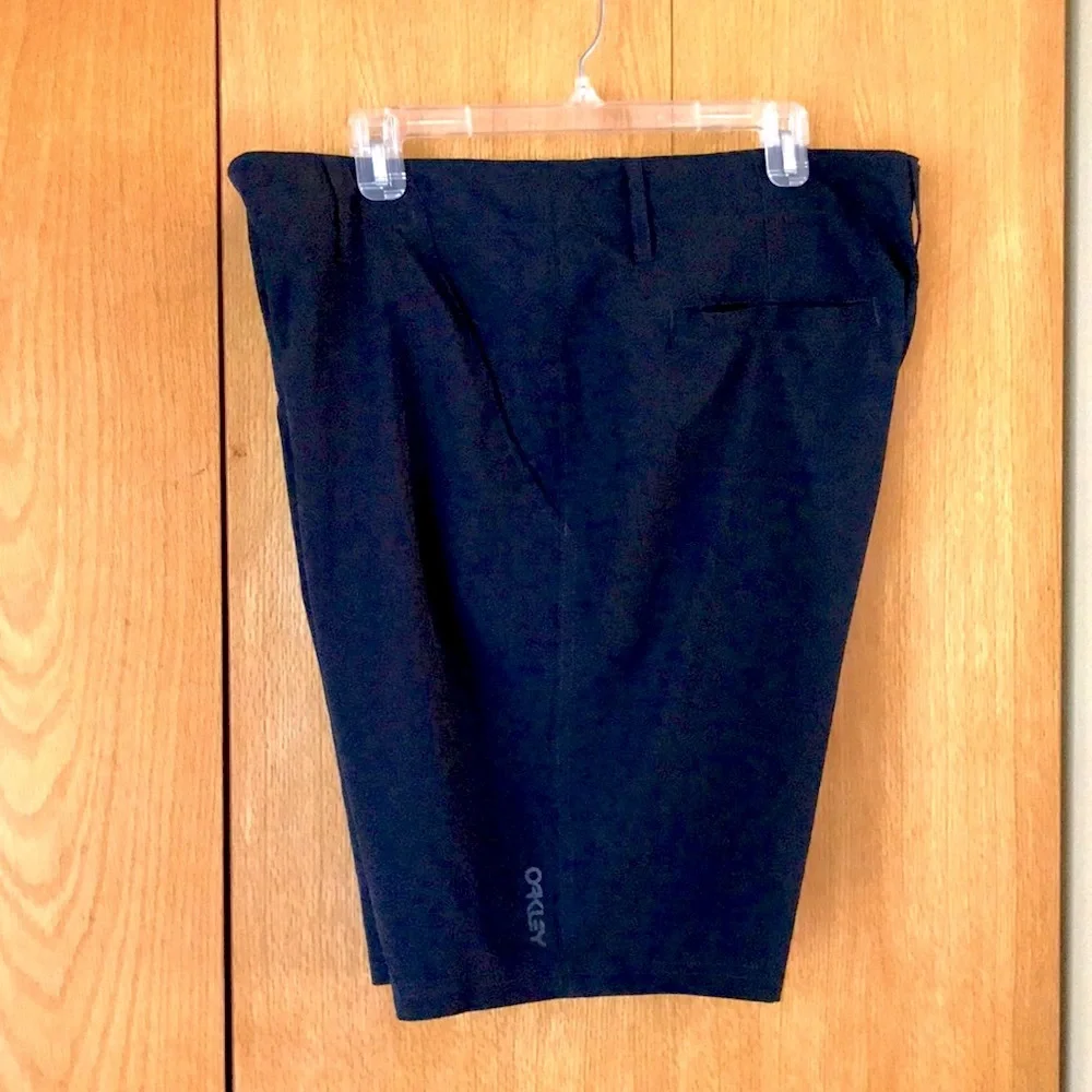 Oakley size 40 black stretch nylon 9.5” hybrid cargo board shorts swim water EUC